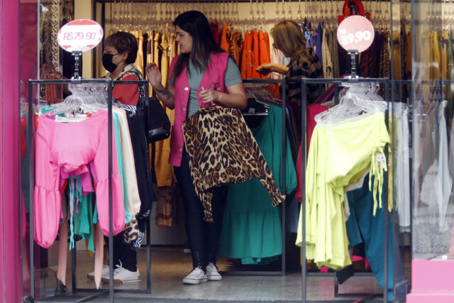 Comércio - imagens de consumidores e vendedores em lojas no comércio varejista na região central de Curitiba. - lojas de roupas - utensílios domésticos - celulares -