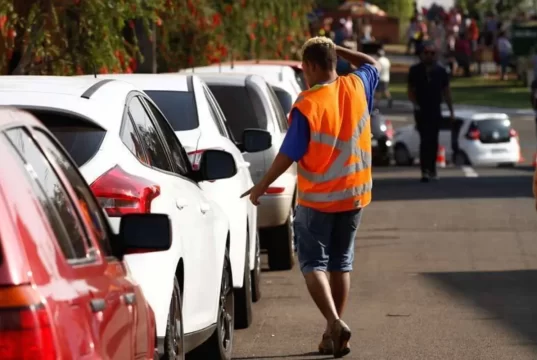 Moradores se incomodam com flanelinhas na Cidade