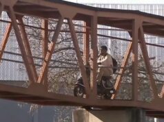 Motociclistas colocam pedestres em risco ao trafegar em passarelas