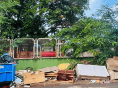 Descarte irregular de móveis e lixo bloqueia calçada em frente a CMEI